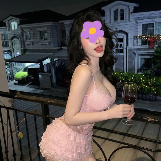 Bích Ngân - Mỹ Nữ Kiến Hưng Eo Thon Vòng 1 Căng Tròn